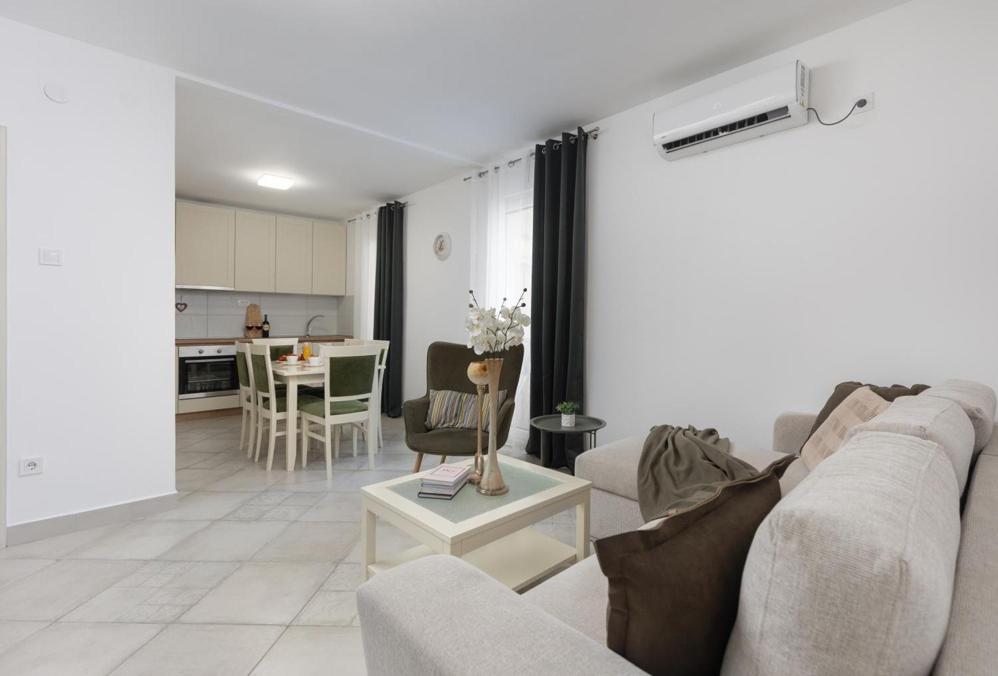 Апартаменти Ana's Place Near The Sea